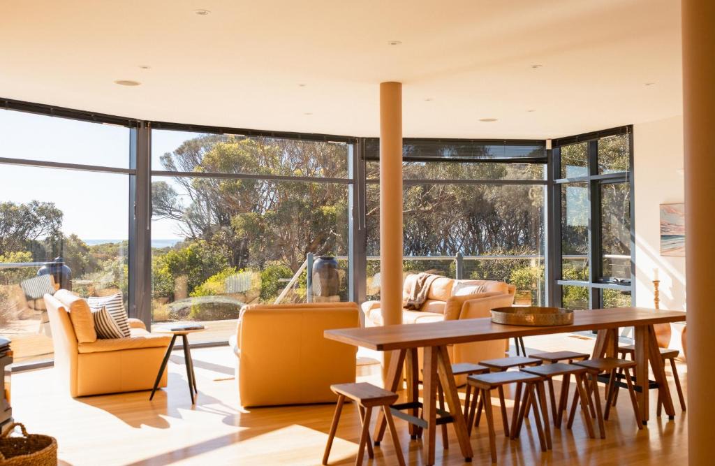Bicheno House | Swim Spa - Sauna - Wood Heater - Waterfront