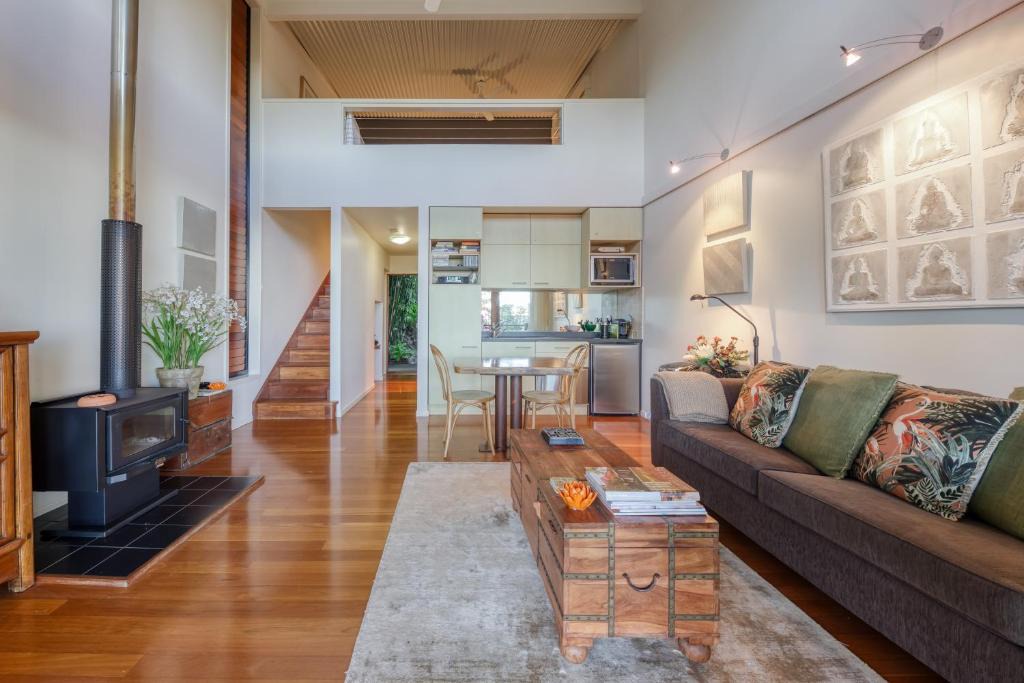 Mapleton Bed & Breakfast | Taman Sari Sunshine Coast Romantic Pet-Friendly Hinterland Retreat