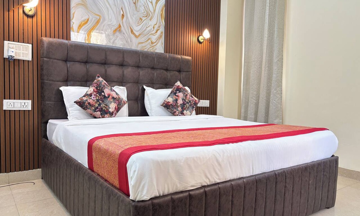 Noida House | Terrific 3-bedroom with AC and Balcony in vibrant Noida- Divine India