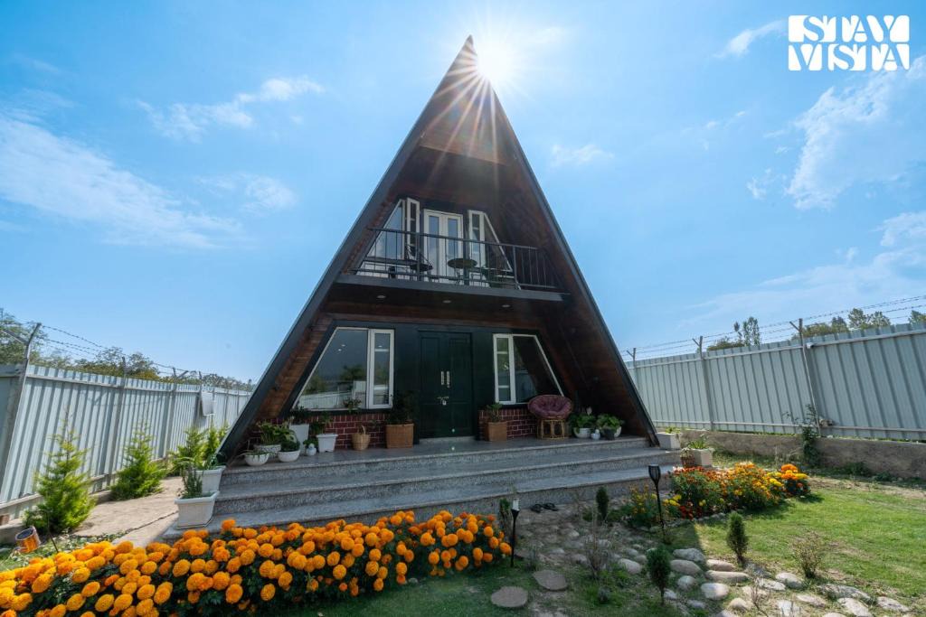 Chandak Villa | That Mountain House by VEO, StayVista - 2BHK with Mountain View & Alfresco Dining