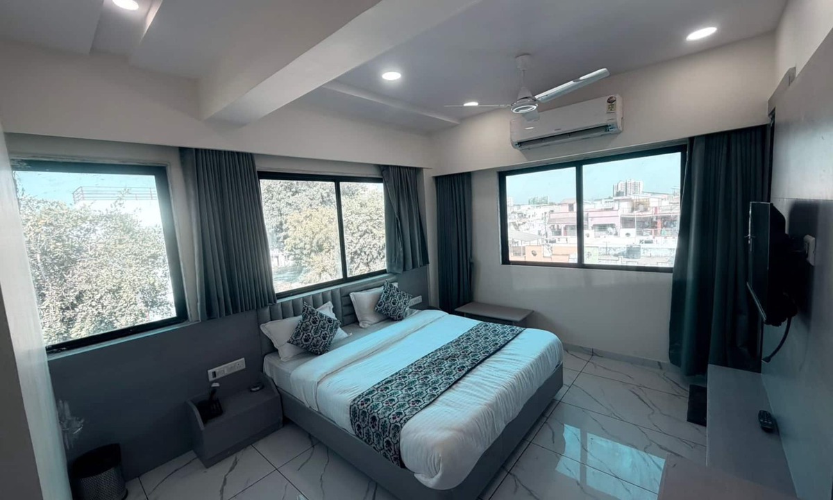 Sanand Hotel | THE 7 ELEVEN HOTEL