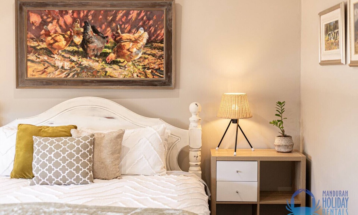 Dudley Park House | The Art Lovers Cottage in Mandurah 2BR