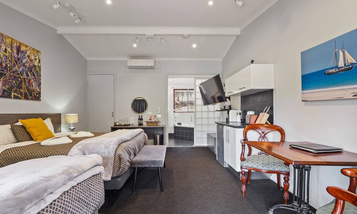 Pemberton Apartment | The Forest Studio Deluxe King Suite with Spa and Forest Hill Views