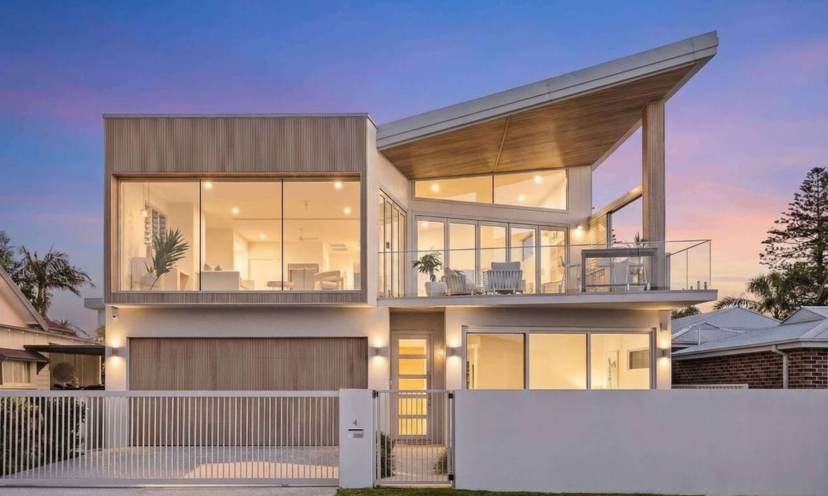 Shellharbour House | The Grand Ocean Vista - LIMITED AVAILABILITY! Heated Pool, Spa, Lift, Luxury Accommodation.