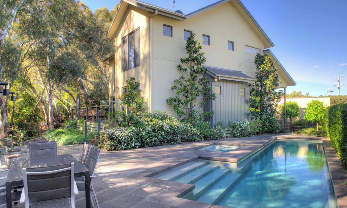 Echuca House | The Gums - Echuca Holiday Homes