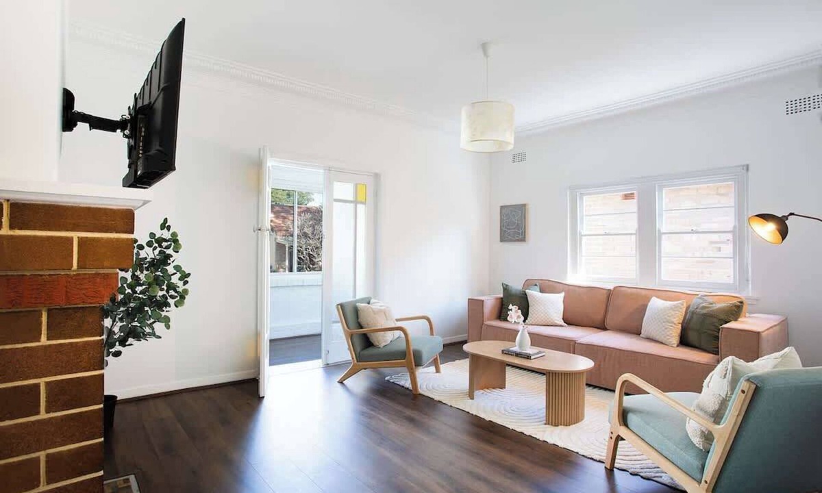 Glebe House | The Heri | Charming 2BR Glebe Retreat with Parking - Walk to Markets and Shops