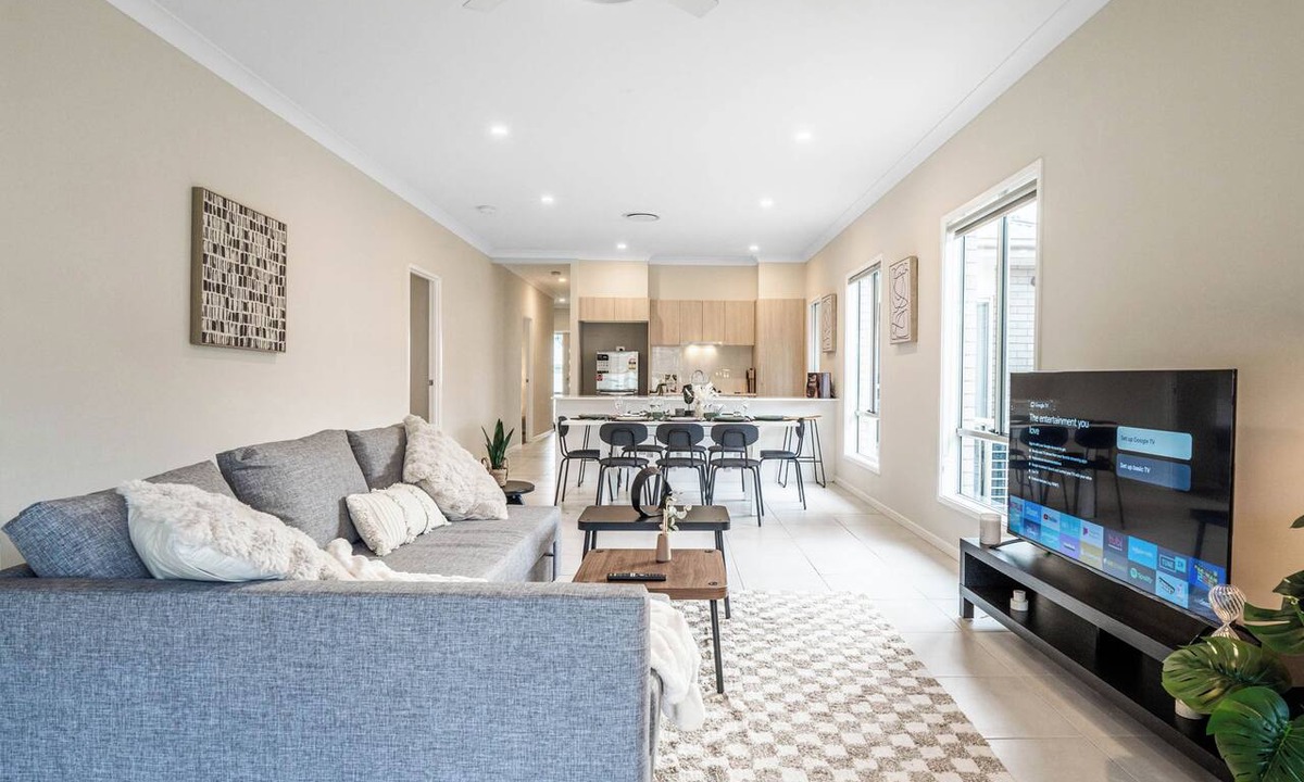 Loganlea House | The Laurel Ease – 4BR Home between GC and BNE