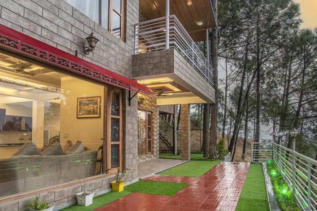 Dharampur Apartment | The Mahalaxmi Villa l Jacuzzi I Pet friendly & 3 Bedroom Serviced Villa I Open Air Lawn I Bonfire Available I Kasauli By Exotic Stays