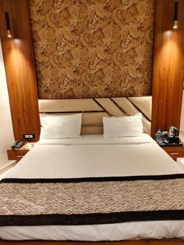 Sandila Hotel | The Monark Inn