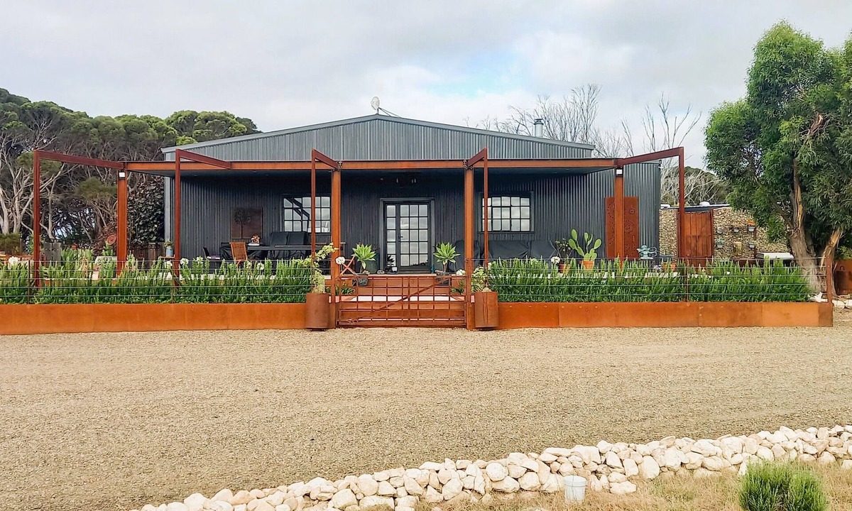 Dudley West House | The Rusty Kangaroo Hideaway Retreat - Exclusive Ocean View Couples