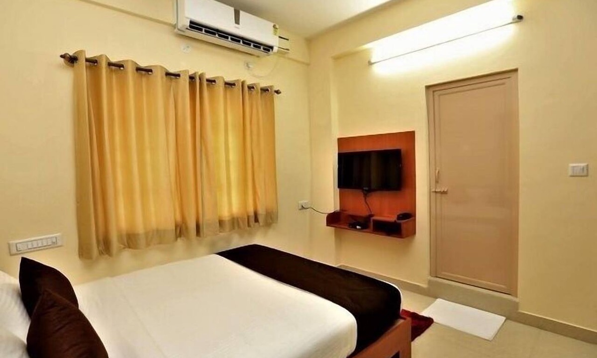 Navalur Hotel | Three Points Residency