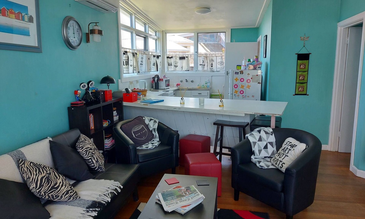 Torquay Cottage | Torquay cute and cosy retro 2bedroom Holiday unit near beaches and pets welcome.