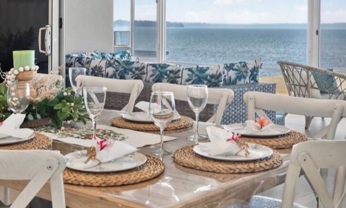 Toukley House | Toukley Waterfront Holiday Home perfect for mutligenerational families,Sleeps 14