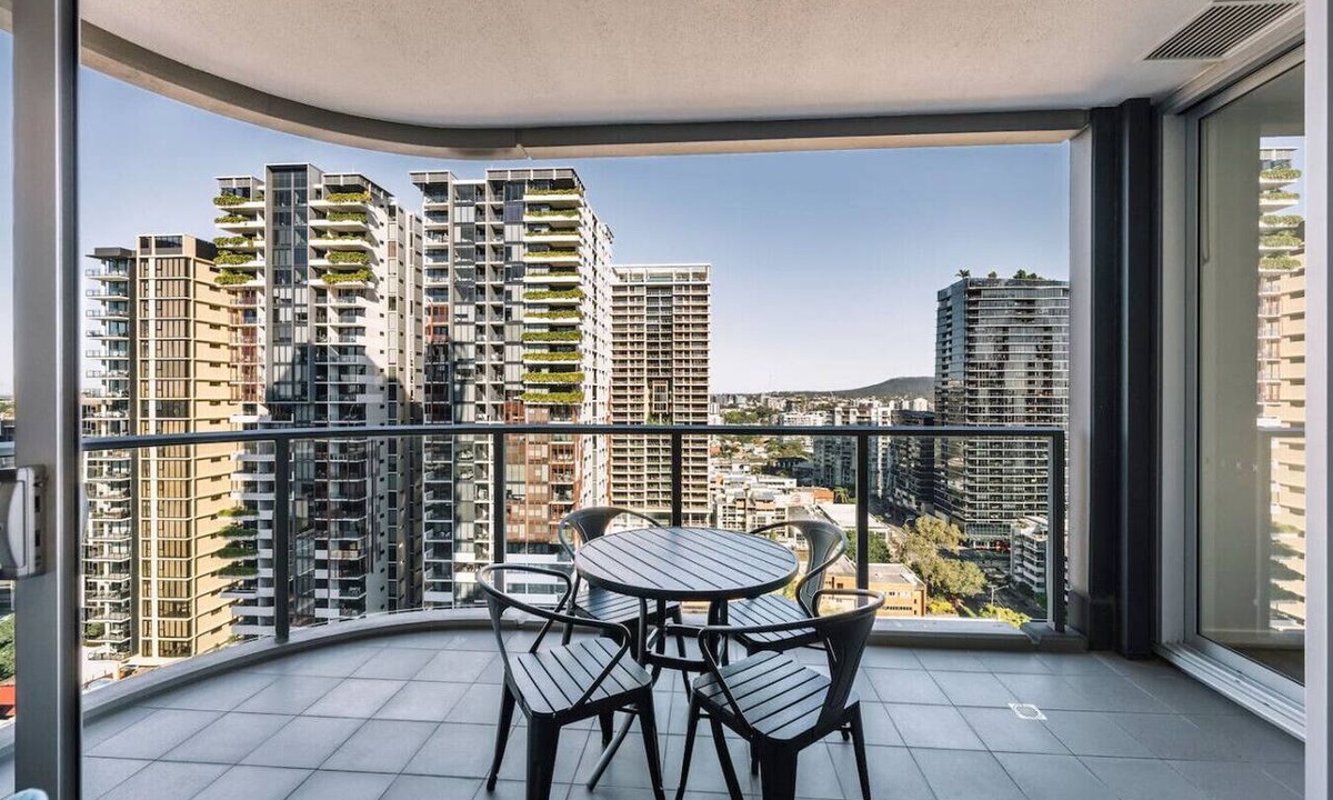 South Brisbane Apartment | Tranquil 2BR Stay Between Art and Sky