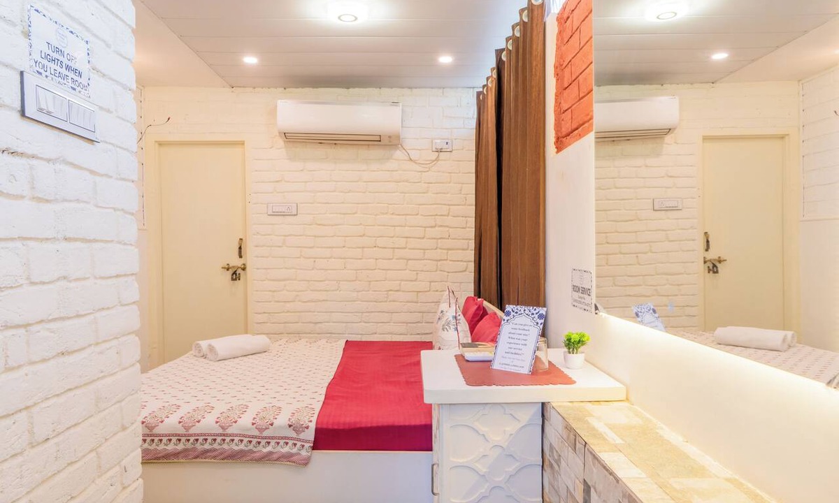 Amer Fort Road Hotel | Travellers Village