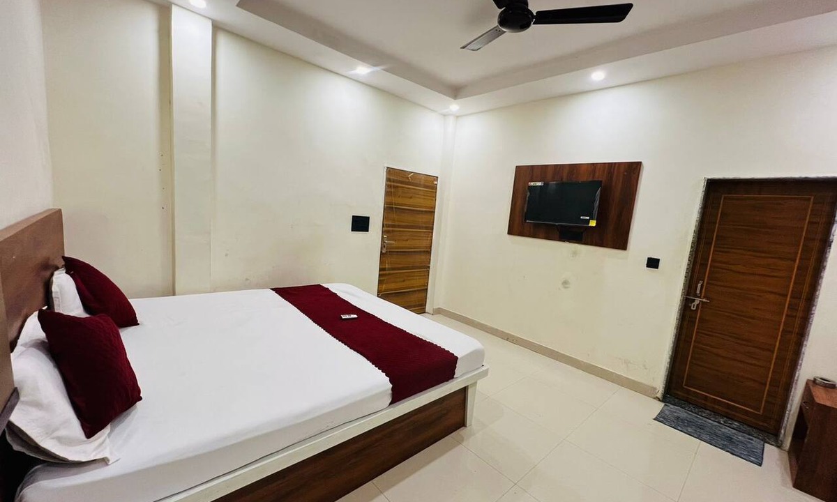 Varanasi Hotel | Unnati Paying Guest House Near Kaal Bhairav Temple deluxe ac room are Avaible.