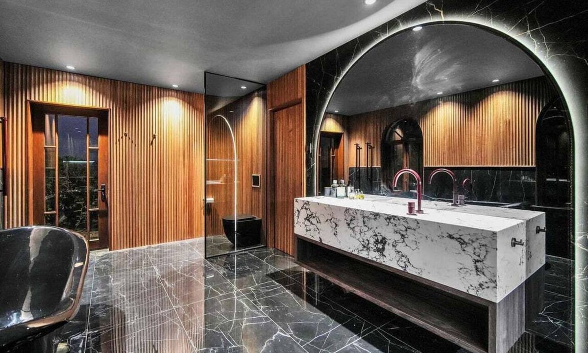Riverside House | Villa Donini | Lux Estate with Pool & Tennis Court