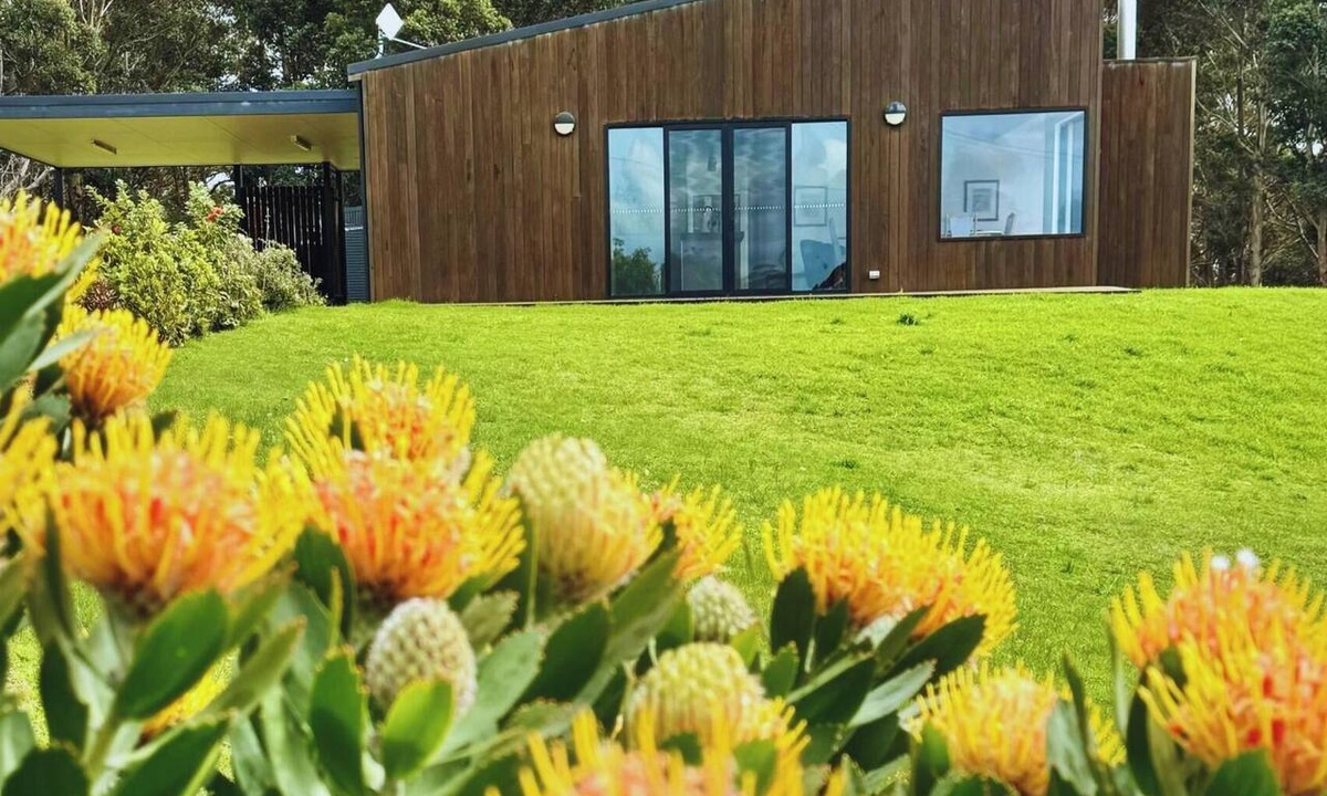 Shadforth House | Walnut Grove: Modern home, 3min drive to town with expansive views