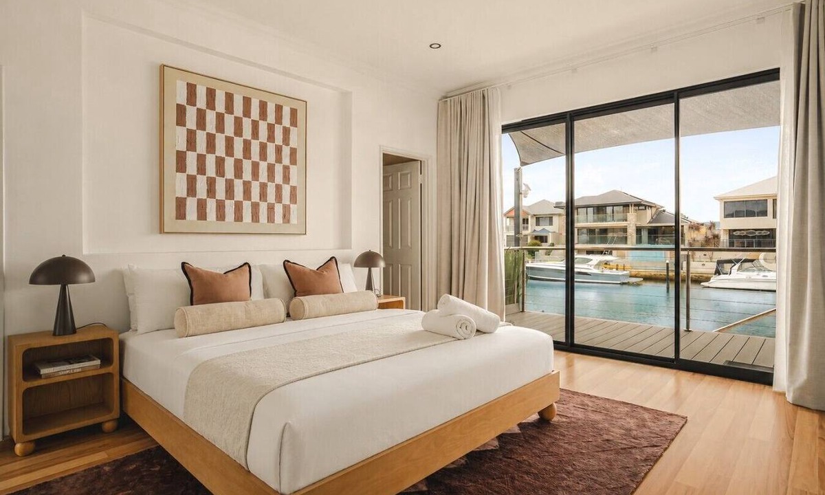 Halls Head House | Waterfront Halls Head Retreat – Sleeps 8, Spa & Home Theatre