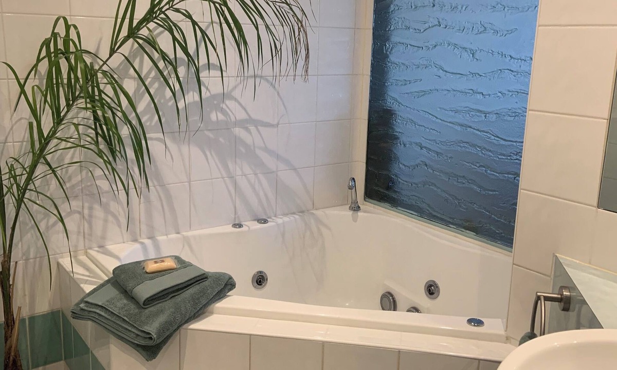 Cowes Apartment | Waves Unit 113 bay views. Cowes beach & shops on your doorstep. Pet friendly!