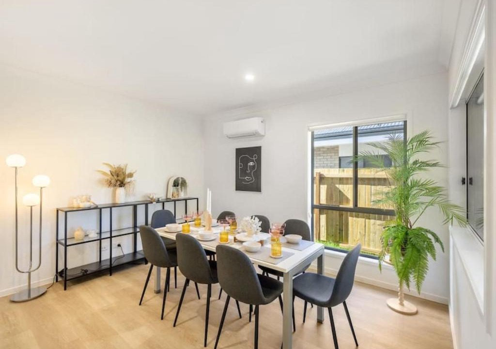 Browns Plains House | Well-decorated 4BR Family home steps to mall