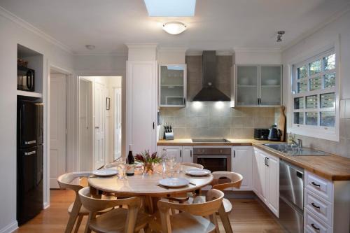Daylesford House | Wrenwood Cottage- outdoor spa in serene setting