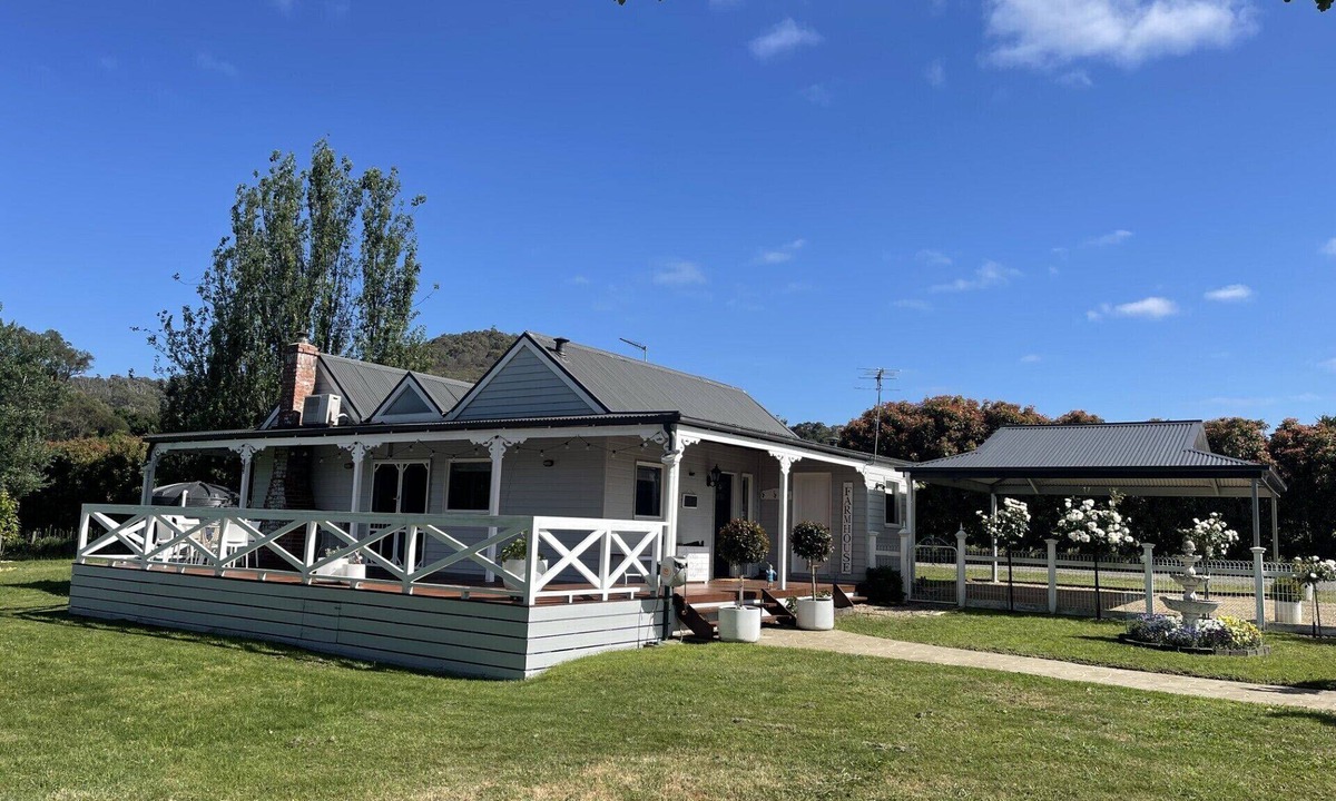 Dixons Creek Cottage | Yarra Fox Farm Farmstay in the heart of the Yarra Valley winery region.