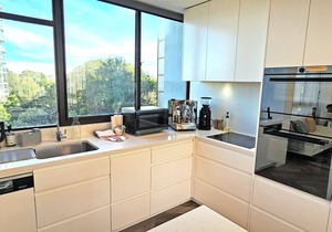 Beautiful harbour views, stylish apartment with pool & parking in Darling Point