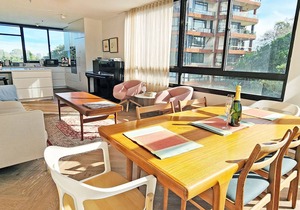 Beautiful harbour views, stylish apartment with pool & parking in Darling Point