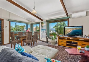 Footprints in the Sand, Silver Sands Beach House in Adelaide