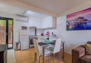 Perfectly Located, Gorgeous St Kilda Queen Bed Apartment in St Kilda