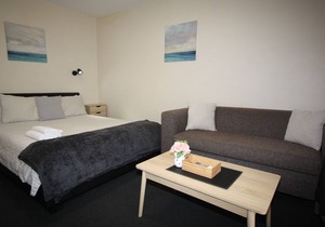 ❤ RESORT POOLSIDE STUDIO - WALK TO BEACH, BARS, RESTAURANTS, CAFES, CINEMAS ❤ in Mandurah