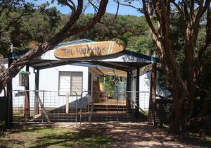 The Surf Shack is a short walk to the beautiful beach for relaxation or surfing. in Sandy Point