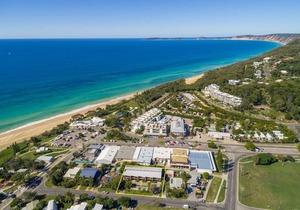 Unit 2 Rainbow Surf - Modern double storey townhouse with large shared pool close to beach and shops in Rainbow Beach