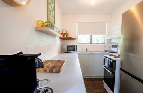 Point Lookout Cottage | 1 Merinda Cr - Cosy Straddie cottage - sleeps 6 - pet friendly