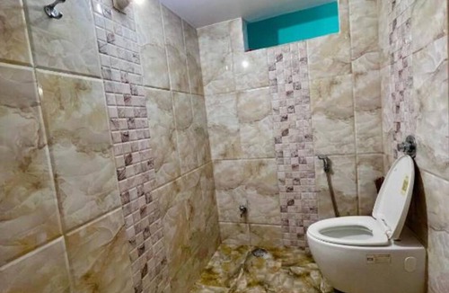 Varanasi Apartment | 100m from Ganges River & Dasashwamedh Ghat, 1-bedroom in Varanasi with AC, WiFi