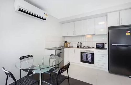 Footscray Apartment | 15 minutes to Melbourne CBD and 10 minutes Williamstown beach.