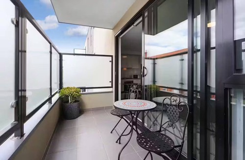 Footscray Apartment | 15 minutes to Melbourne CBD and 10 minutes Williamstown beach.
