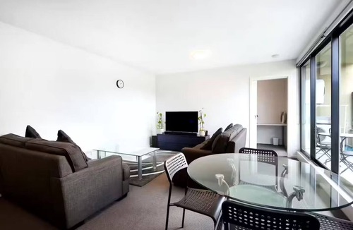 Footscray Apartment | 15 minutes to Melbourne CBD and 10 minutes Williamstown beach.