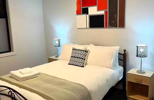 Footscray Apartment | 15 minutes to Melbourne CBD and 10 minutes Williamstown beach.