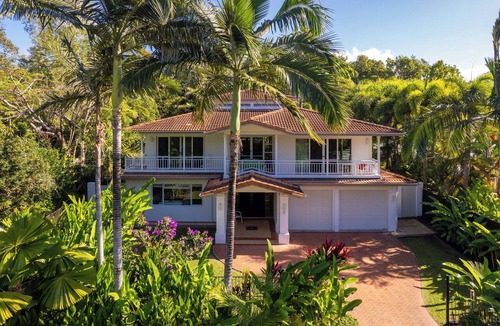 Port Douglas House | 17 Solander Boulevard - 6 Bedroom House Across From The Beach