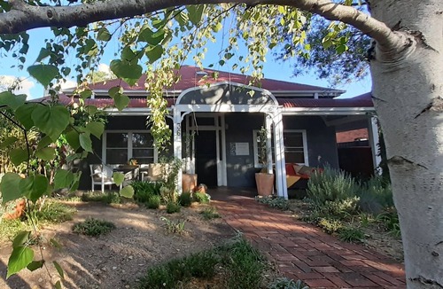 Benalla Cottage | 1904 Benalla central: Ideal for couples, singles, & pets.