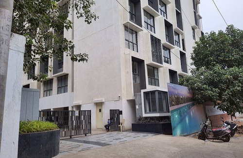 Kurla West Apartment | 1Bhk Service Apartment In BKC Crown - 1208 By Florastays