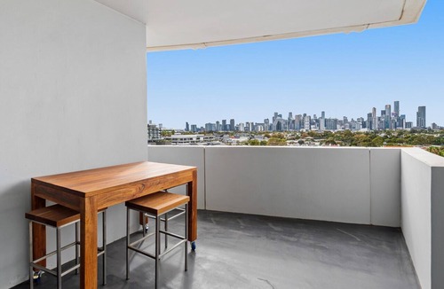 Port Melbourne Apartment | 2-Bed, 500m From The Beach with Pool, Gym & Sauna