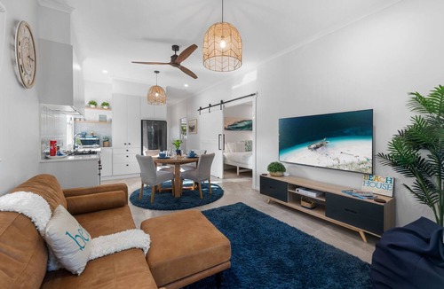 Dicky Beach Apartment | 2 Bed Studio 200m to beach - Dicky Beach Original