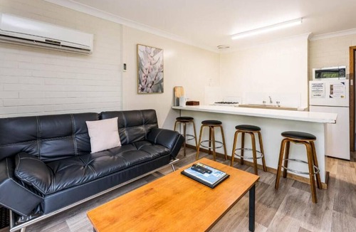 Emu Point Ski Chalet | 2 Bedroom Double Sofa Chalet Emu Beach