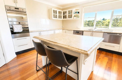 Robin Hill House | 2 Private Homes | Sleeps 26 | Pool, Spa | Mt Panorama | Farm Animals