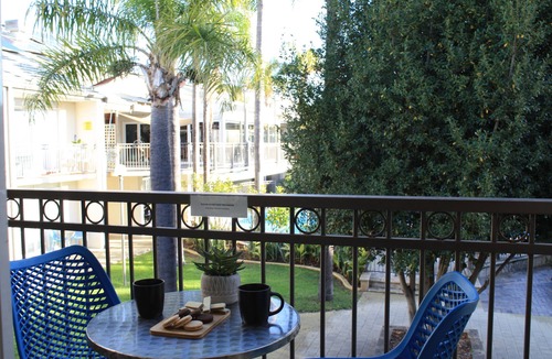Mandurah Apartment | 2BR Apartment with Pool & Tennis Court, Walk to Beach & Shops