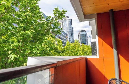 Docklands Apartment | 2BR Apt in Docklands WiFi City walk Water nearby