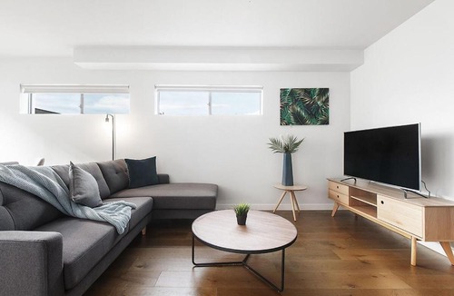 Moonee Ponds Apartment | 2BR Split Level with FREE Parking Near Puckle St